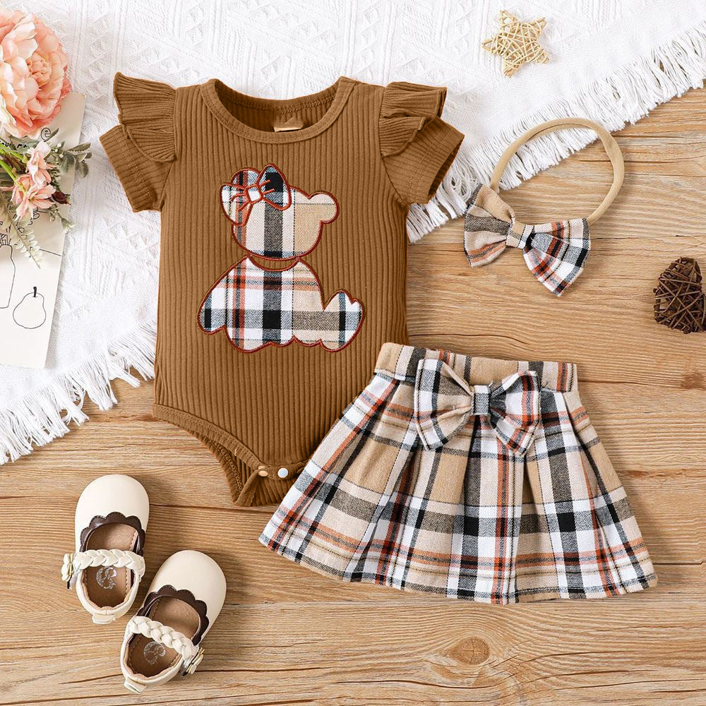 Baby girl's summer style se: a triangular bodysuit with a bear pattern and a checkered skirt set