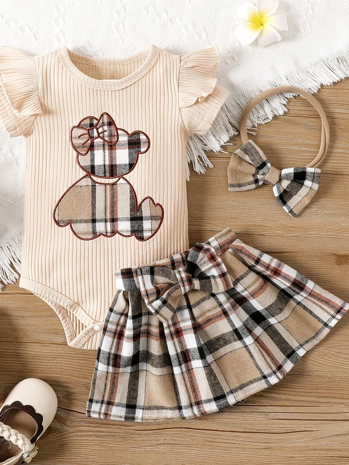 Baby girl's summer style se: a triangular bodysuit with a bear pattern and a checkered skirt set