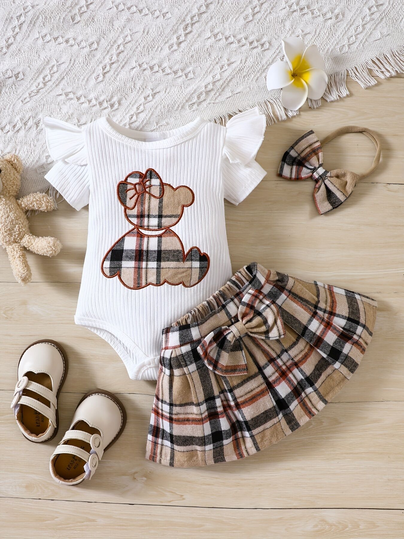 Baby girl's summer style se: a triangular bodysuit with a bear pattern and a checkered skirt set