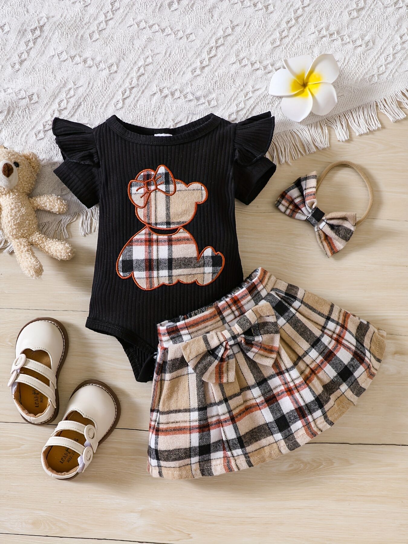 Baby girl's summer style se: a triangular bodysuit with a bear pattern and a checkered skirt set