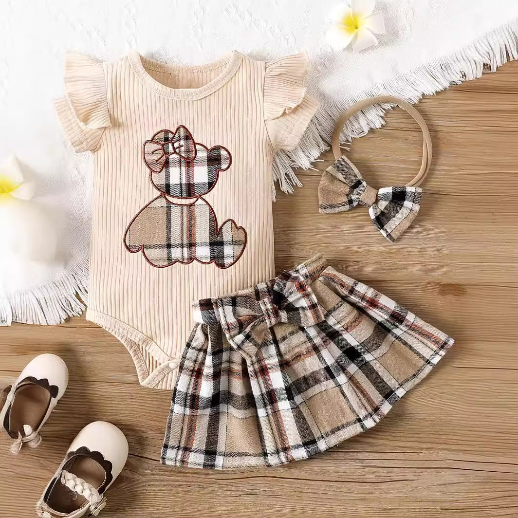 Baby girl's summer style se: a triangular bodysuit with a bear pattern and a checkered skirt set