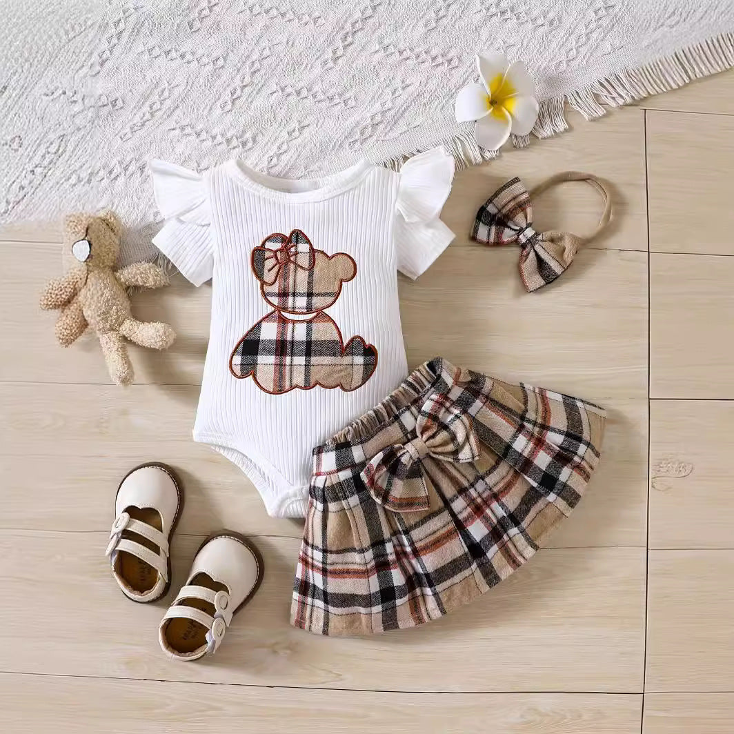 Baby girl's summer style se: a triangular bodysuit with a bear pattern and a checkered skirt set