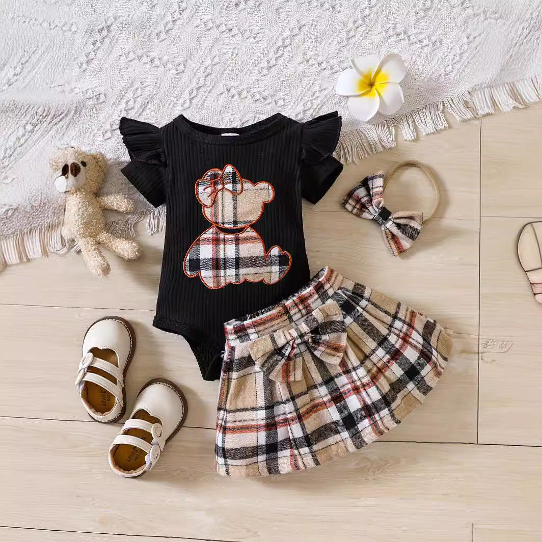 Baby girl's summer style se: a triangular bodysuit with a bear pattern and a checkered skirt set