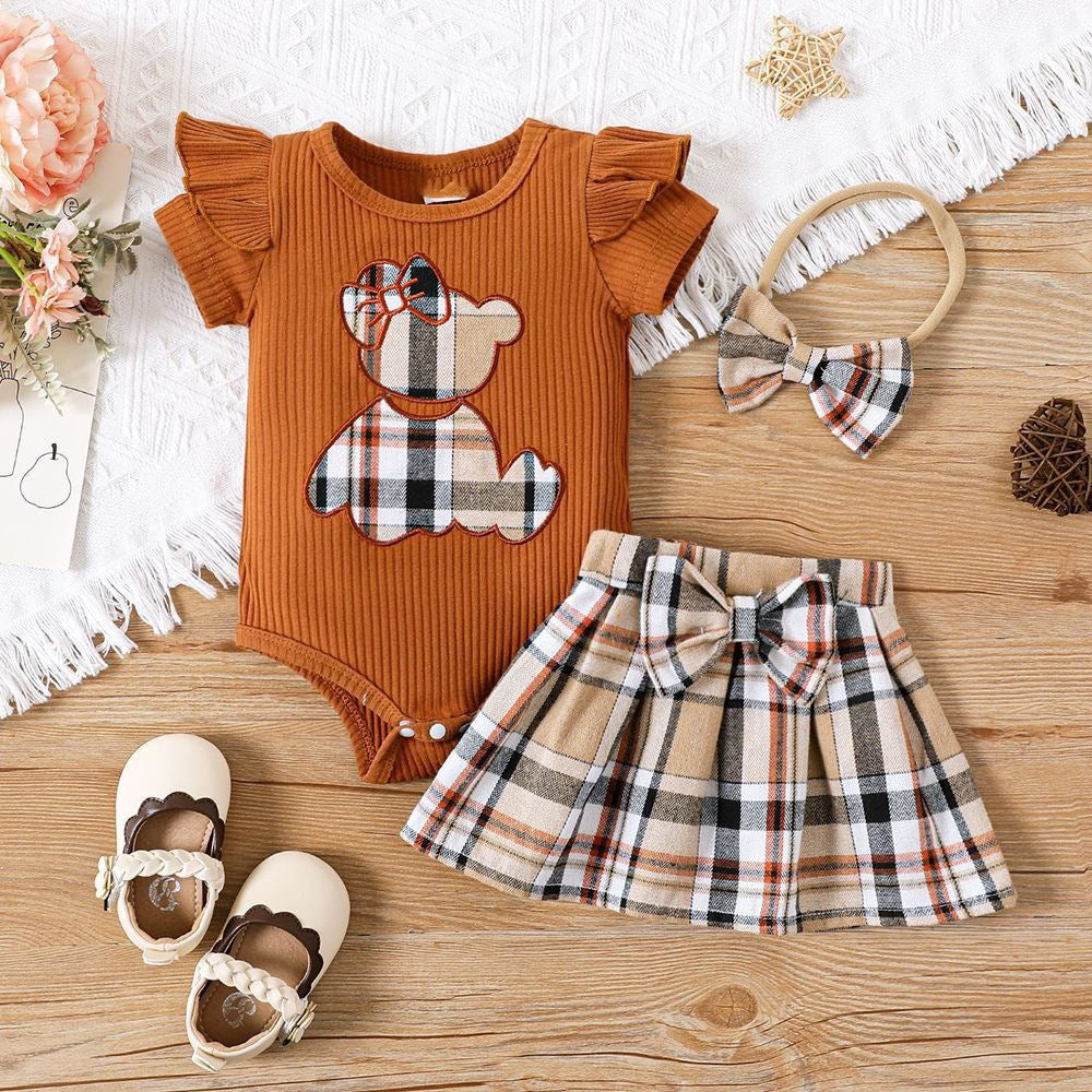 Baby girl's summer style se: a triangular bodysuit with a bear pattern and a checkered skirt set