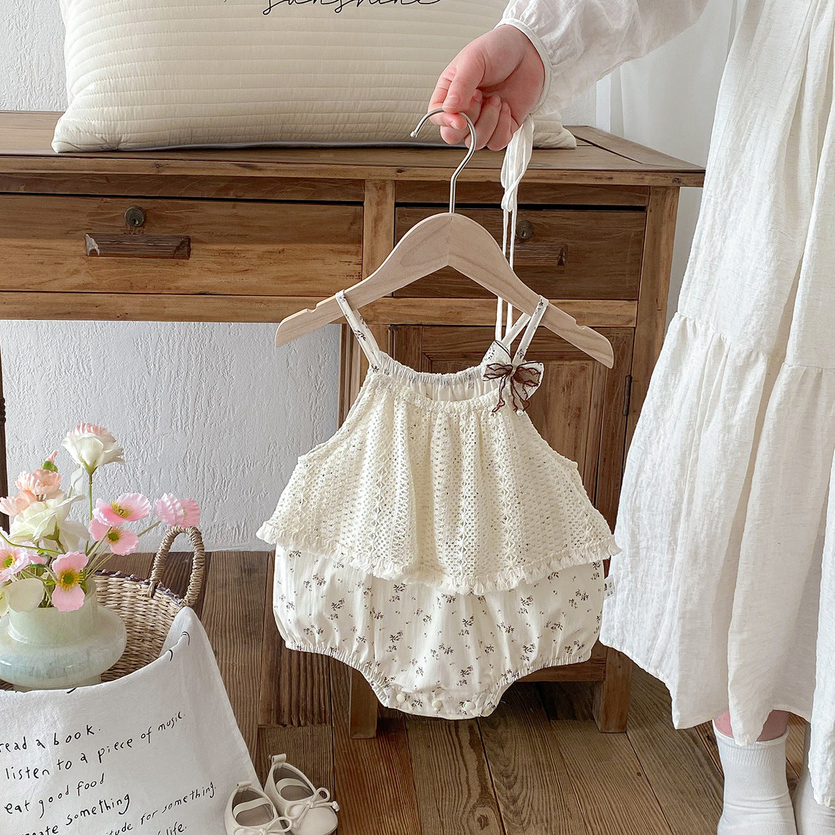 Bohemian-style sleeveless floral baby girl bodysuit 。