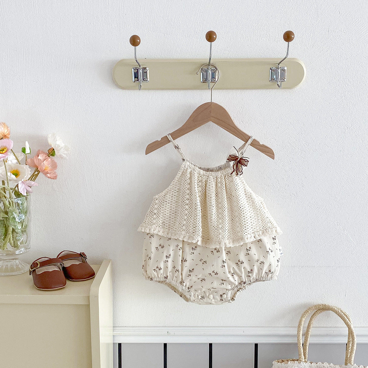 Bohemian-style sleeveless floral baby girl bodysuit 。