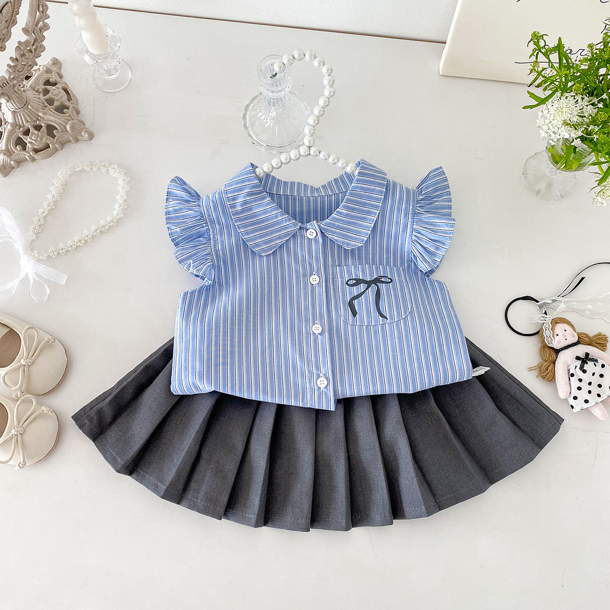 A set of a flutter-sleeved shirt and a pleated skirt in the collegiate style for little girls in summer