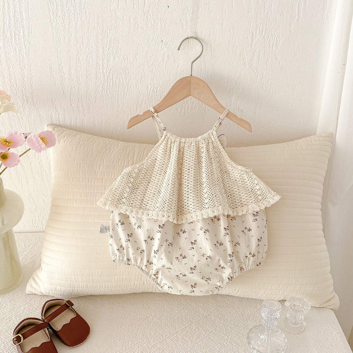 Bohemian-style sleeveless floral baby girl bodysuit 。